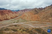 天山-昆仑山交汇处：色彩斑斓 风景如画